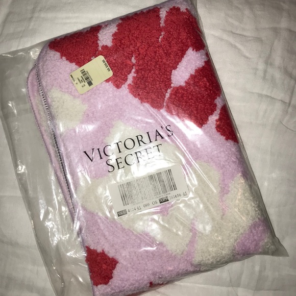 COPY - ❣️❣️NWT HOLIDAY 2020 BATHMAT❣️❣️ - Picture 3 of 5